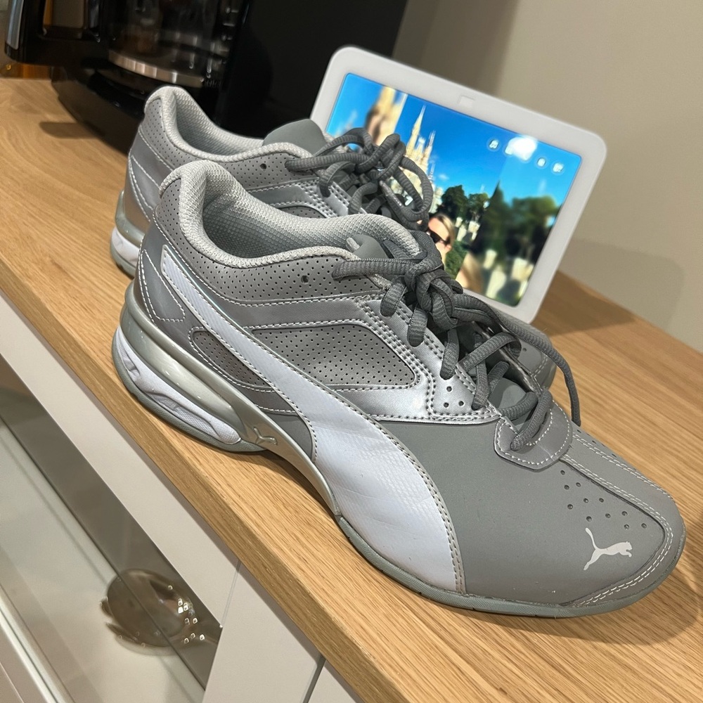 Puma Gray and White Athletic Shoes Sleek Design